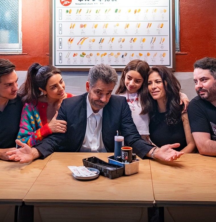 Eugenio Derbez con sus cuatro hijos y su esposa Alessandra Rosaldo.