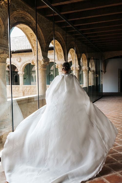 Vestido de novia con capa