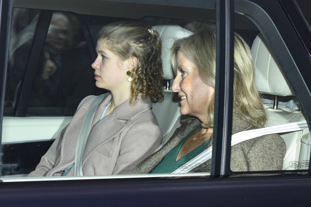 Lady Louise y Sophie Duchess en el almuerzo de Navidad de la Familia Real en el Palacio de Buckingham 