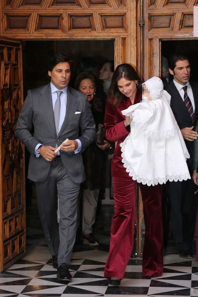 Francisco Rivera y Lourdes Montes abandonan la iglesia tras finalizar el bautizo de Nicolás