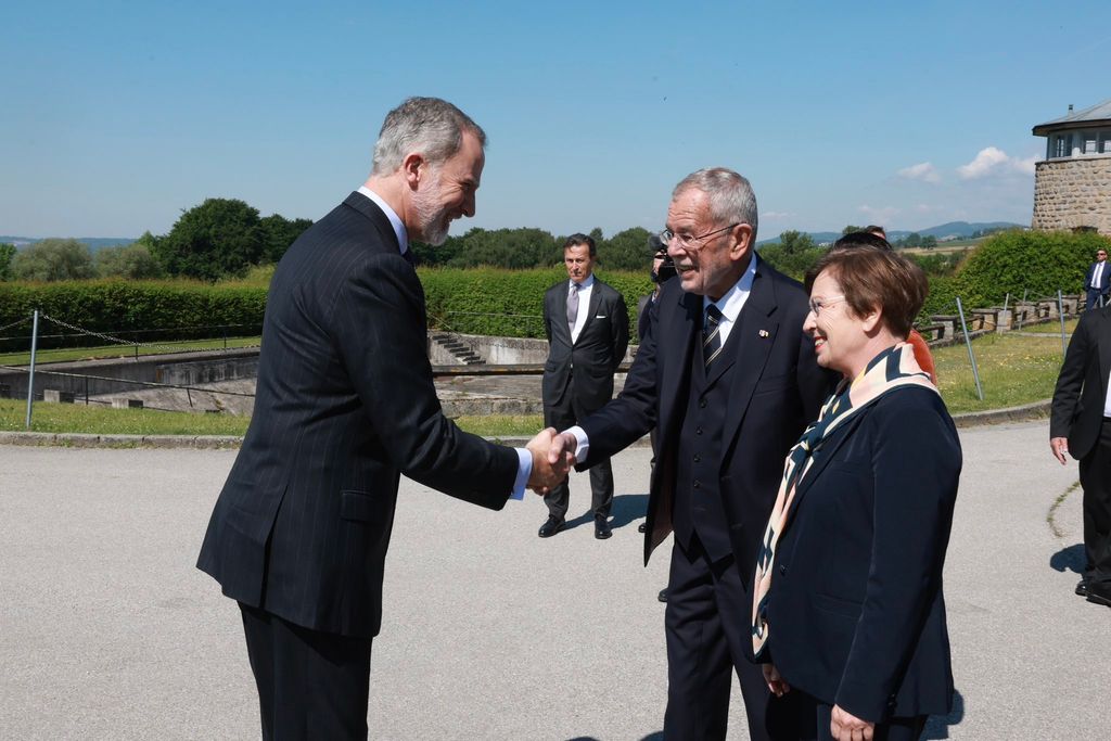 Los Reyes saludan al presidente austriaco y a la primera dama a su llegada al acto