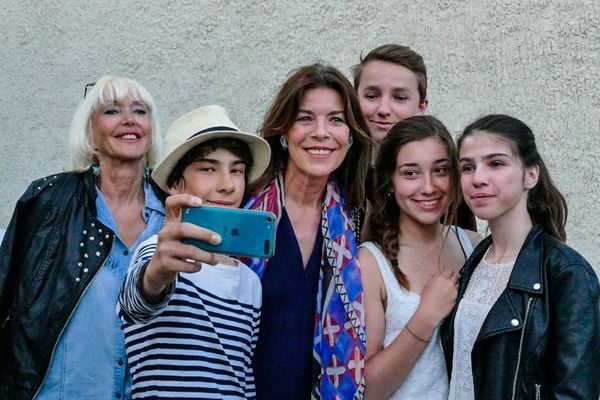 Carolina de Mónaco accedió a hacerse un selfie con un grupo de jóvenes que habían ido a la localidad francesa de la Costa Azul para disfrutar del certamen sobre fotografía de moda
