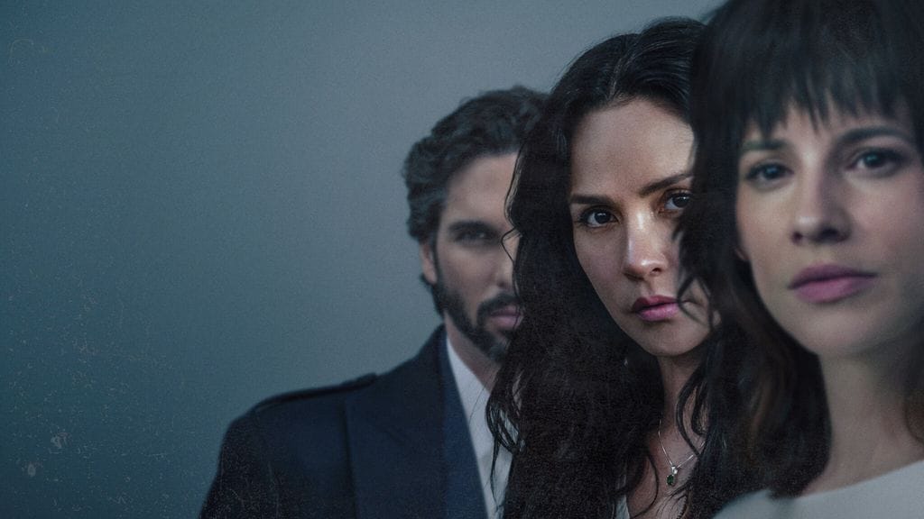 Jason Day, Carmen Villalobos y Laura Londoño en 'La Huésped', de Netflix.