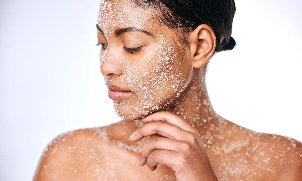 Mujer exfoliándose