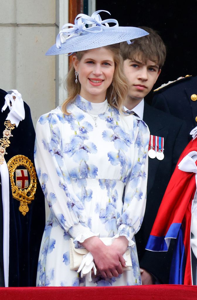 Dos imágenes de James de Wessex en la Coronación de su tío, el rey Carlos III