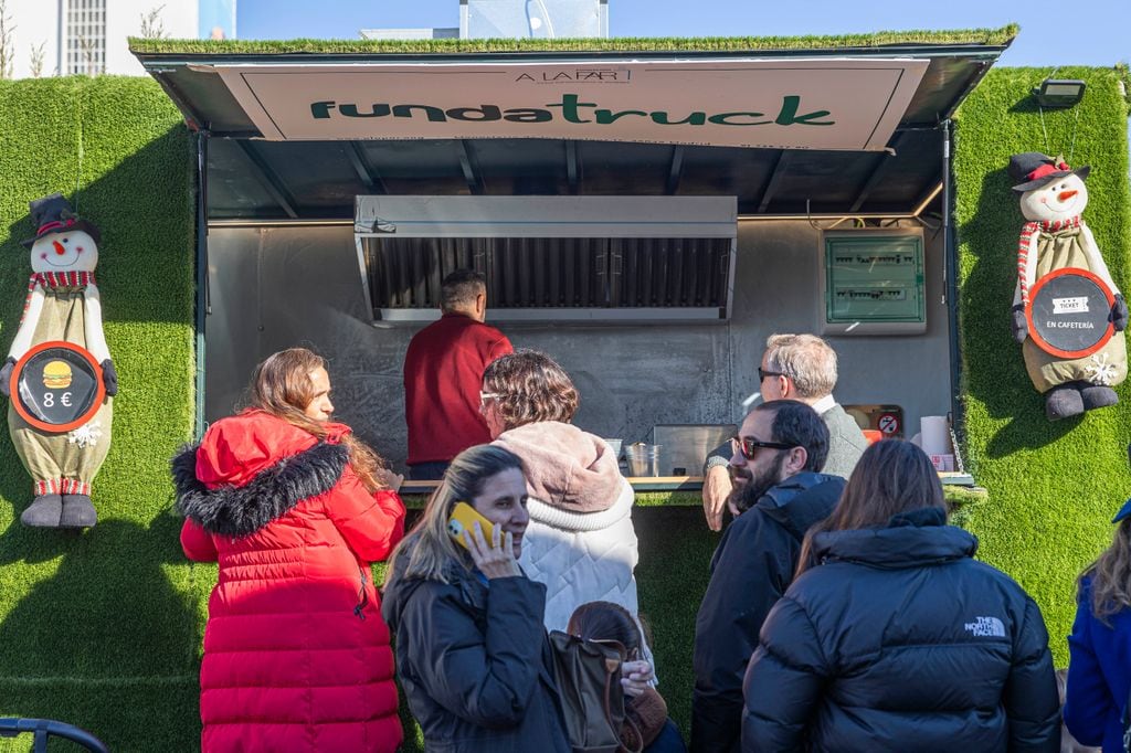 En FundaTruck, niños y mayores podrán disfrutar de un sabroso tentenpié a base de hamburguesas o perritos calientes.