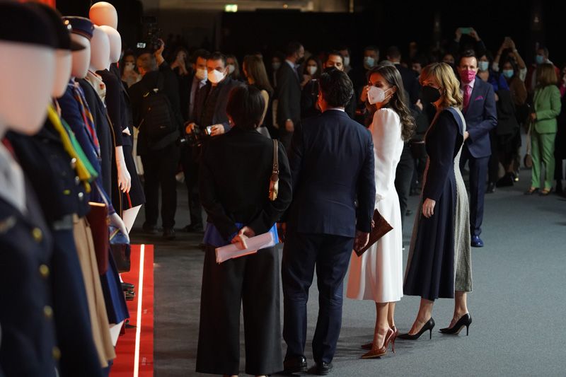 Hacía doce años que la esposa del monarca no se dejaba ver por este salón dedicado a la moda española

