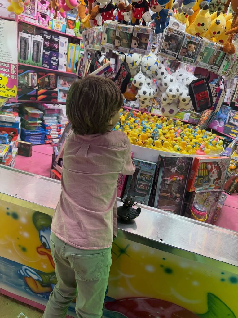 El hijo de Eva González y Cayetano Rivera disfrutó de los puestecitos de la feria