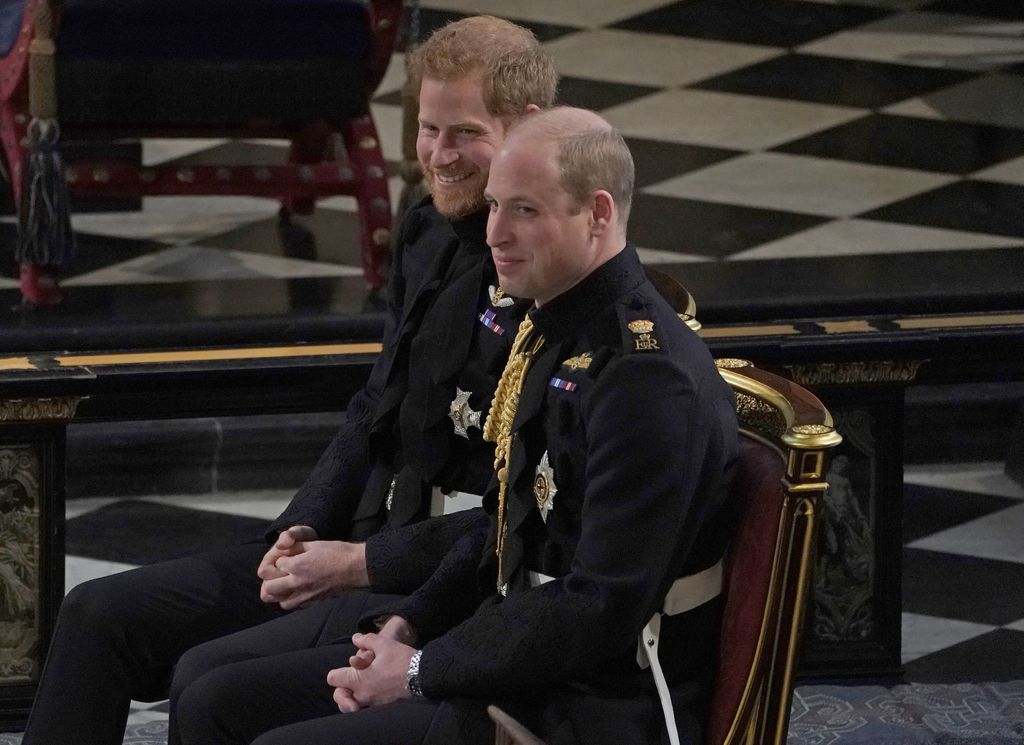 El príncipe Harry junto al príncipe William en la capilla de San Jorge