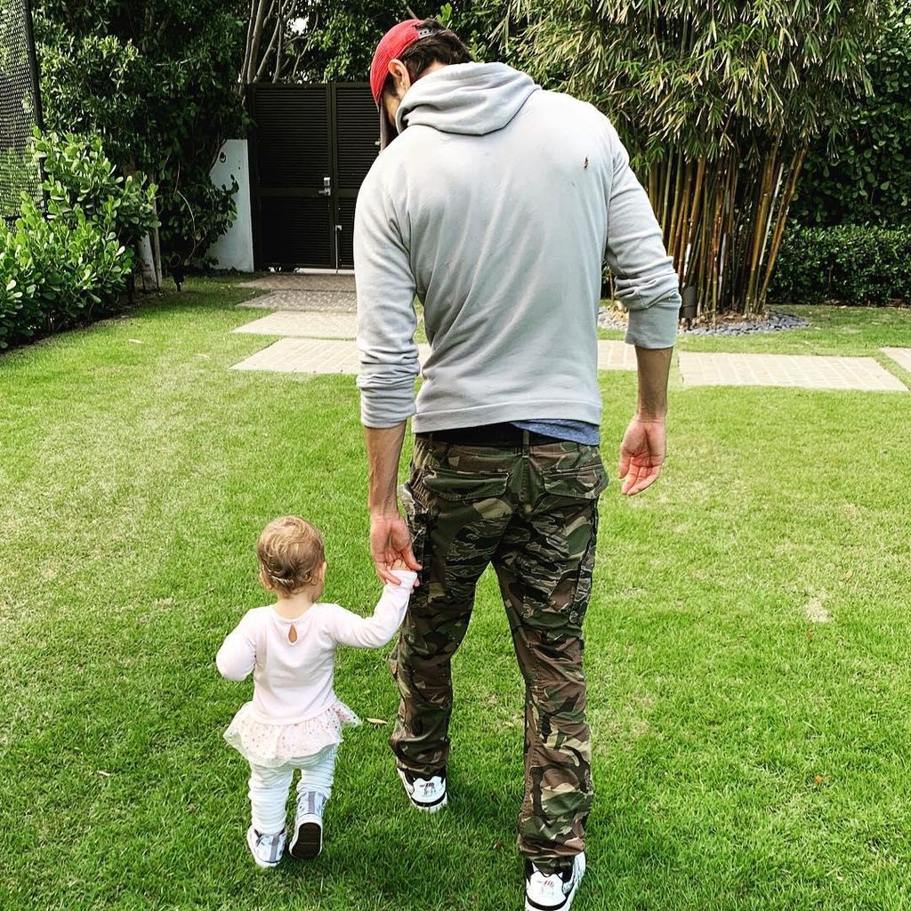 enrique iglesias paseo con lucy