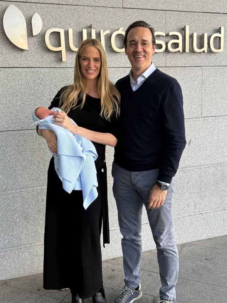 Teresa Baca y su marido, con el pequeño Álvaro