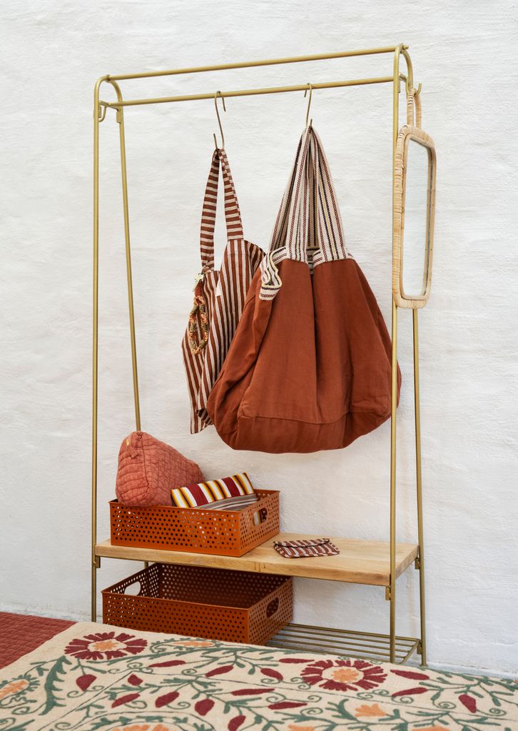 Burro metálico para la ropa