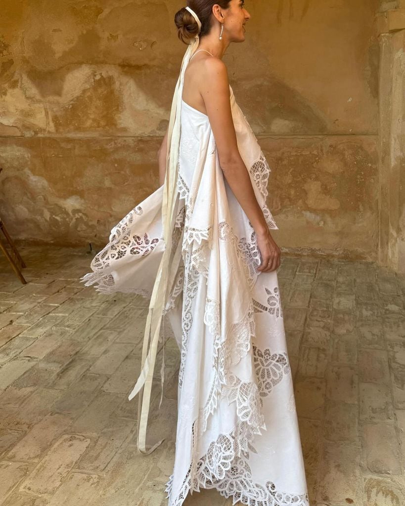 Vestidos de novia virales con manteles y colchas verano