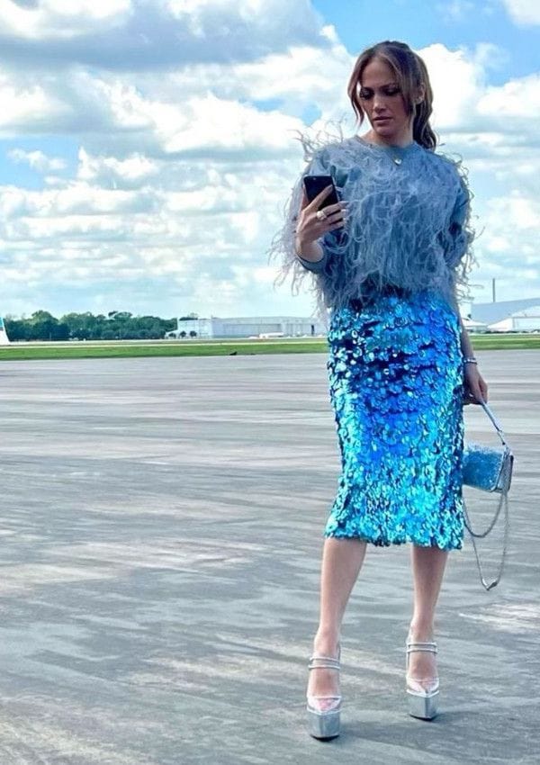 Jennifer Lopez con jersey de plumas y falda de lentejuelas, de Valentino