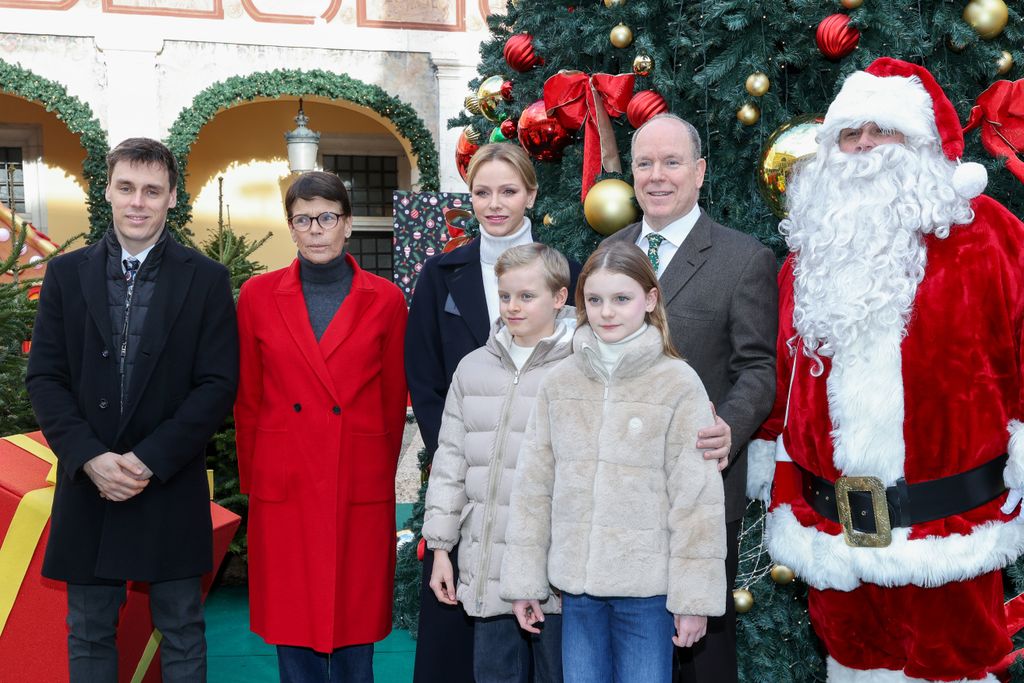 Alberto, Charlène y Estefanía de Mónaco junto a Jacques y Gabriella, Louis Ducruet y Camille Gottlieb colman de regalos a los más pequeños