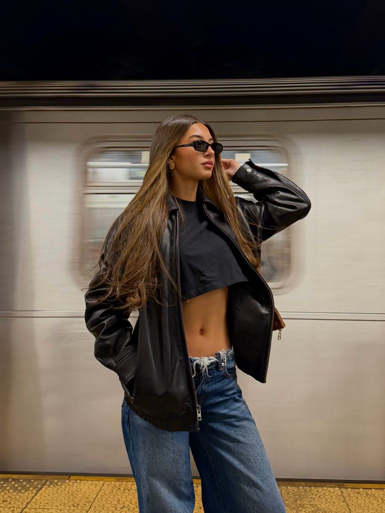 Kailey Levy se dejó ver paseando por Nueva York presumiento su gran estilo.