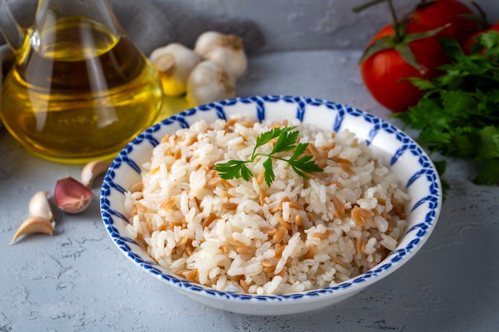 Bol con ensalada de arroz de grano largo
