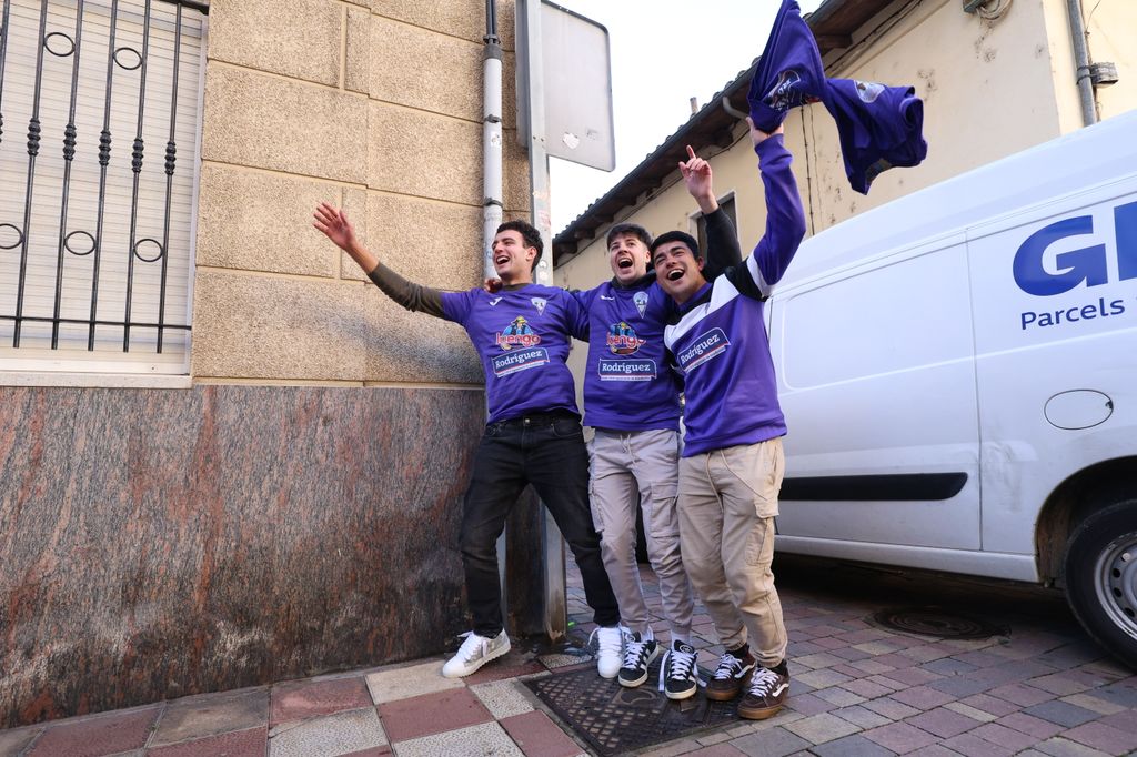 El La Bañeza Fútbol Club celebra que el número que llevaba 17 años jugando el equipo haya resultado premiado con el Gordo de la Lotería de Navidad, repartiendo ilusión y millones entre socios, aficionados y vecinos del municipio leonés