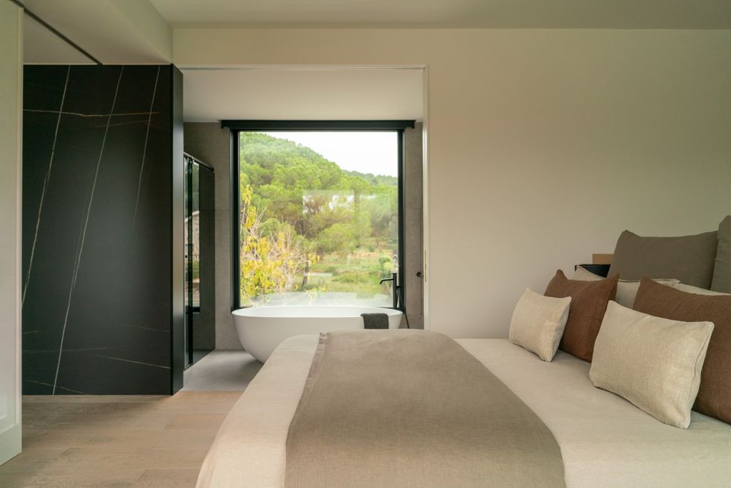 Bañera exenta con vistas al jardín