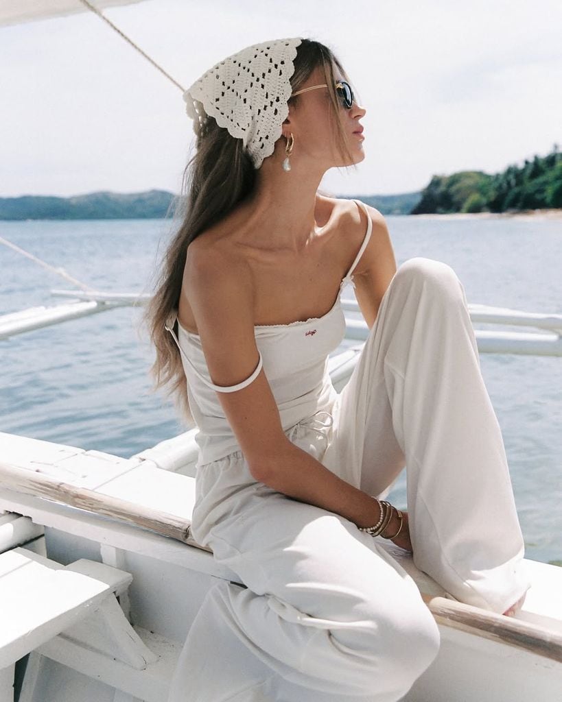Influencer con pamela y total look blanco