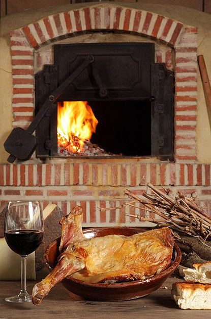 El lechazo al horno, uno de los platos clásicos del recetario castellano, se conviernte en la receta estrella de las 'Jornadas del lechazo asado de la Ribera del Duero' que estos días celebran su cuarta edición. 