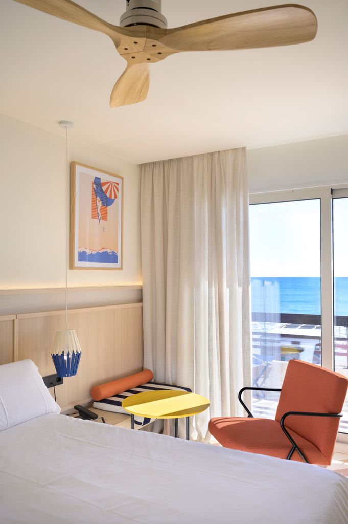 Dormitorio con vistas al mar
