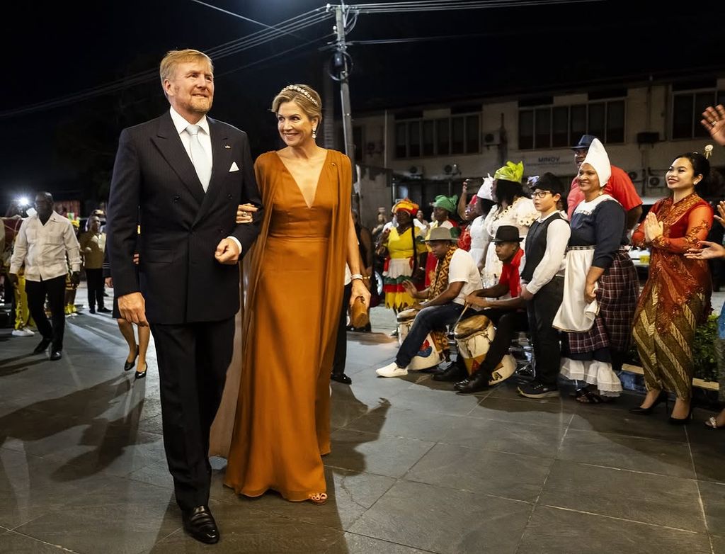 Guillermo y  Máxima de Holanda llegando a su primer banquete de Estado en Surinam