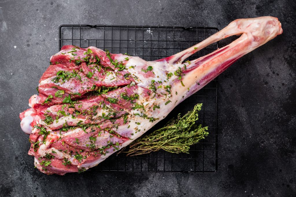 La pierna es una pieza del cordero con bastante carne y que, si se asa bien, puede quedar muy jugosa.