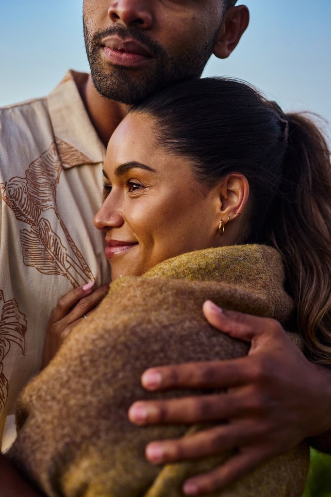 abrazo pareja