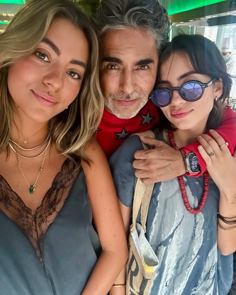 Raúl Araiza junto a sus dos hijas: Camila y Roberta.