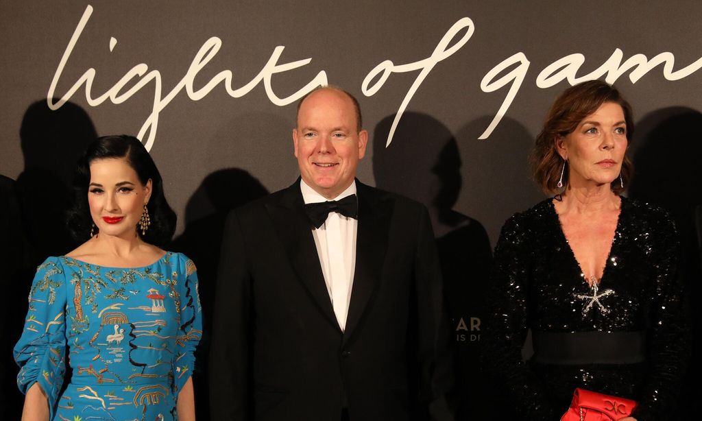 Dita von Teese, el príncipe Alberto de Mónaco y la princesa Carolina de Mónaco, en 2018.