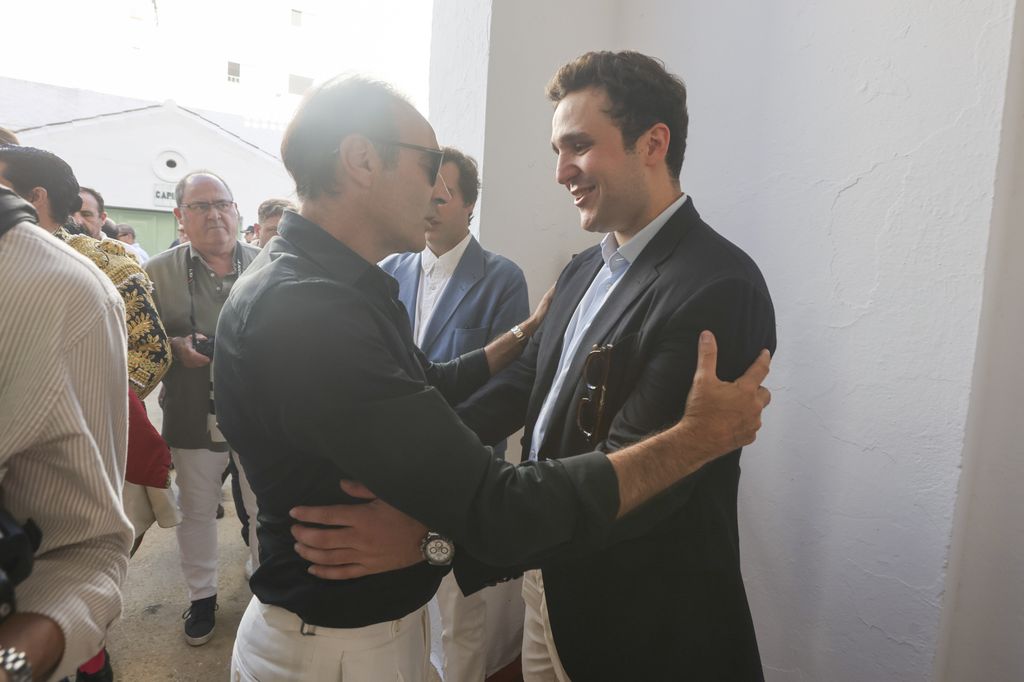 Felipe de Marichalar saludando a Enrique Ponce