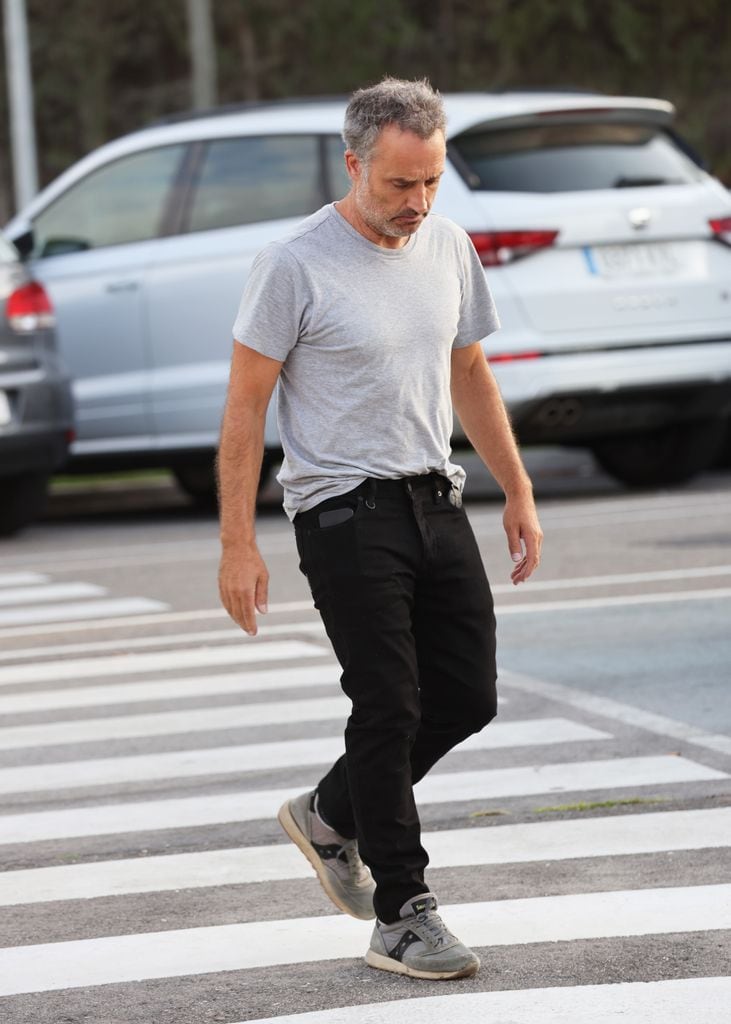 Daniel Guzmán en el tanatorio de Verónica Echegui en Madrid, 25 de agosto de 2025
