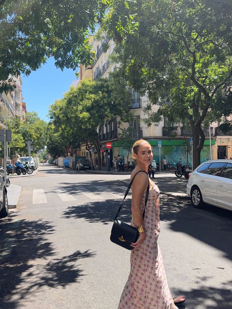 Amelia Bono con vestido rosa de flores en Madrid.