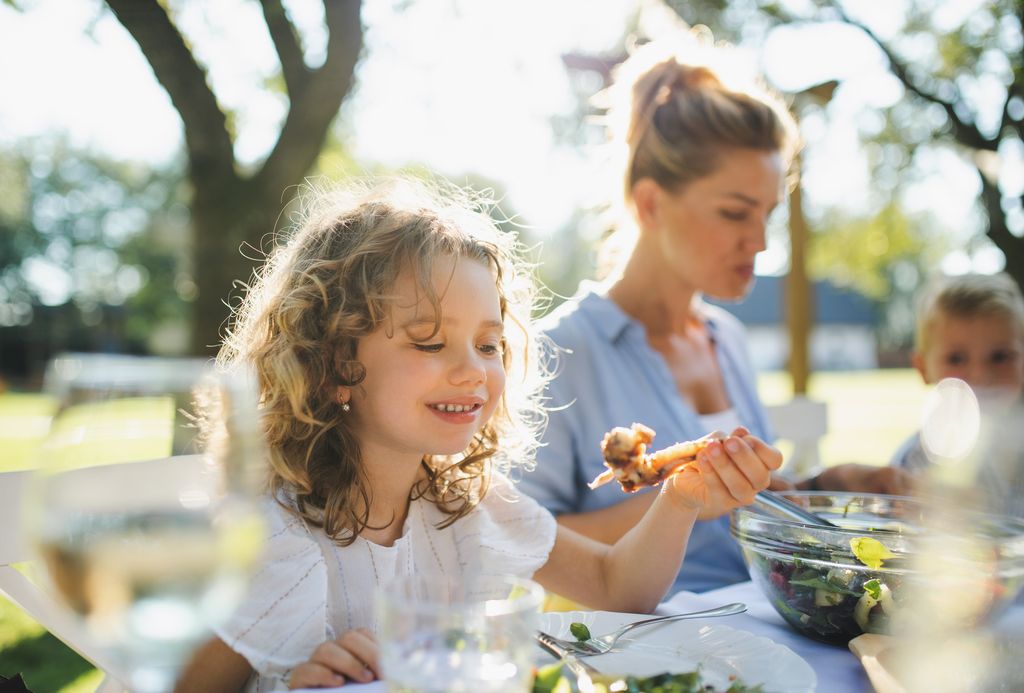 Niña con selectividad alimentaria comiendo en familia