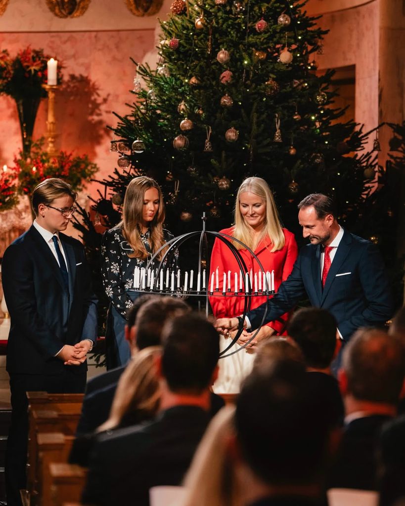 Los príncipes herederos con sus hijos, Ingrid y Sverre, en el Palacio Real de Oslo, una imagen familiar de unidad y continuidad que llevaba sin producirse tiempo