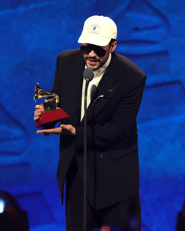 Bad Bunny aceptando el premio