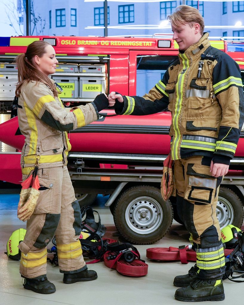 Ingrid Alexandra y Sverre Magnus de Noruega en el parque de bomberos de Sentrum de Oslo