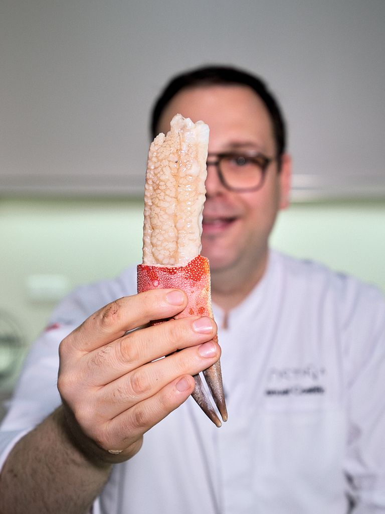 Manuel Costiña y una pata de centollo recién cocida