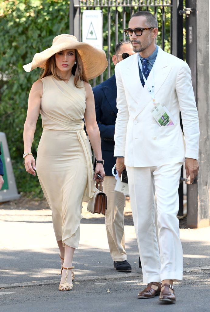 Jennifer Lopez camina por el All England Lawn Tennis and Croquet Club.
