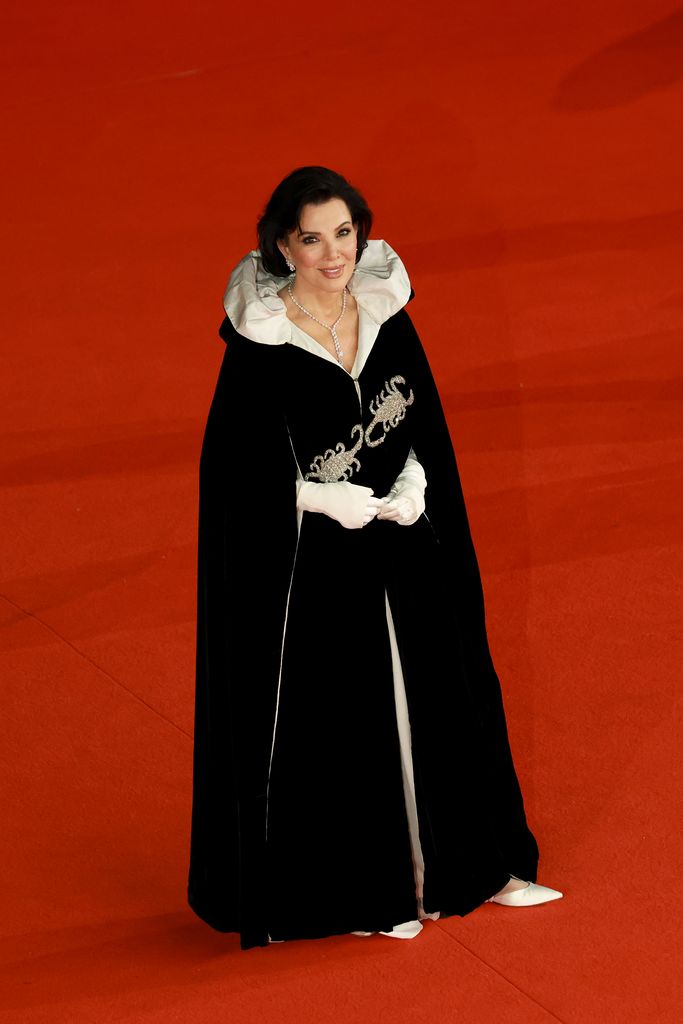 Kris Jenner sorprende con la capa de terciopelo y escorpiones que Elizabeth Taylor llevó al 40 cumpleaños de Grace Kelly
