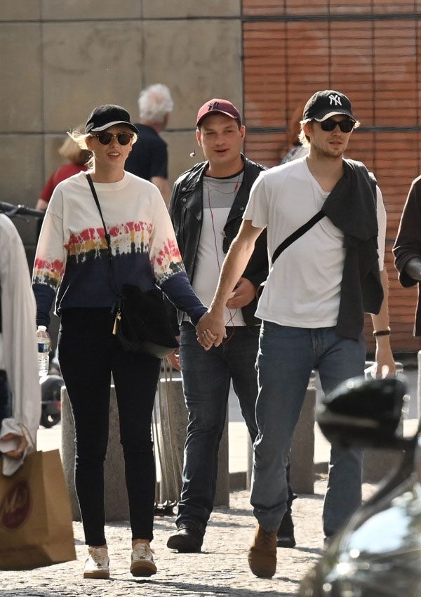 Taylor Swift y Joe Alwyn paseando por París en 2019