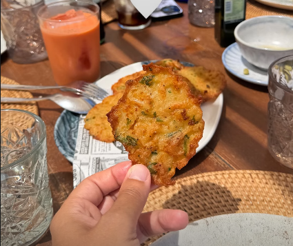 Las tortillas de camarones han de tener forma irregular y comerlas recién fritas.