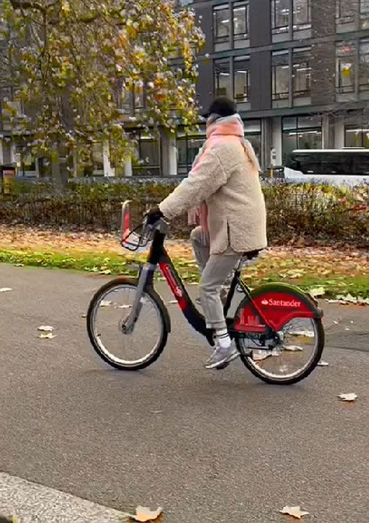 Amelia Bono montando en bici en Londres 