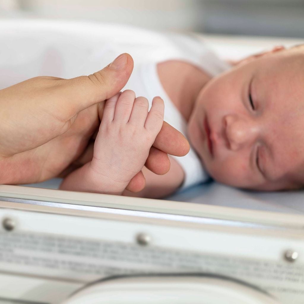 Bebés prematuros en incubadora.