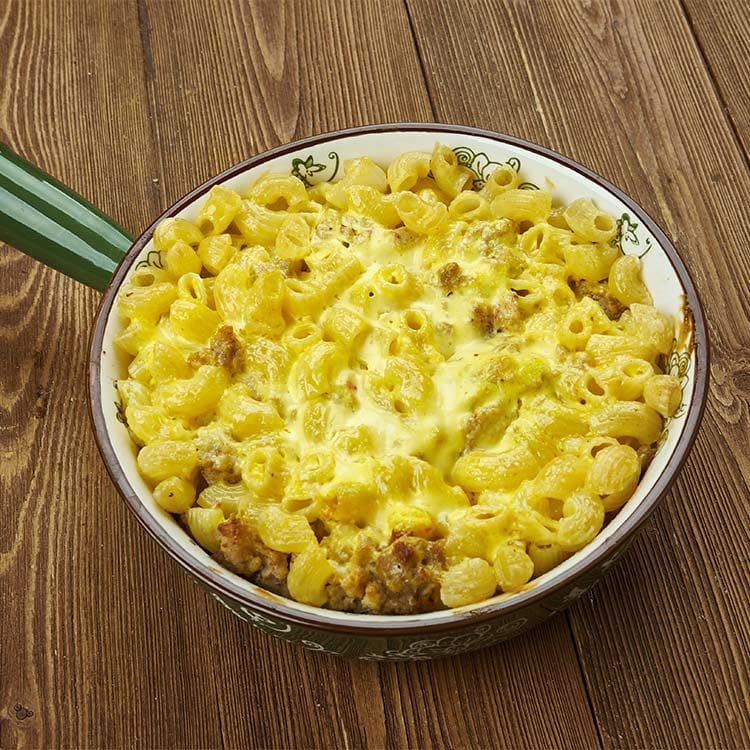 Pasta gratinada con provolone y carne picada