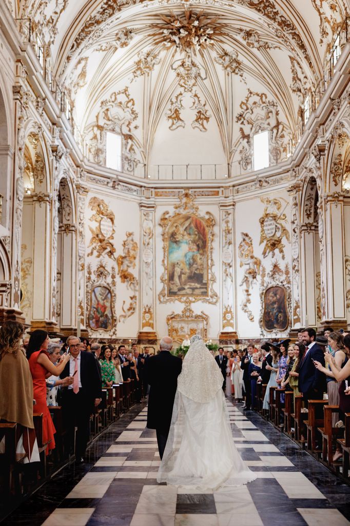 La emotiva entrada de Ana a la Iglesia de San Juan de la Cruz