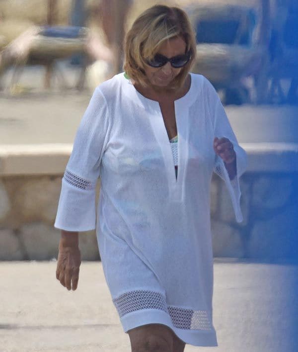 La presentadora ha permanecido en Málaga, donde se la ha podido ver con el gesto serio y triste
