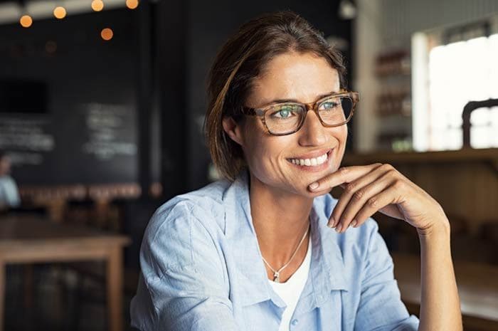 mujer pensativa y sonriente