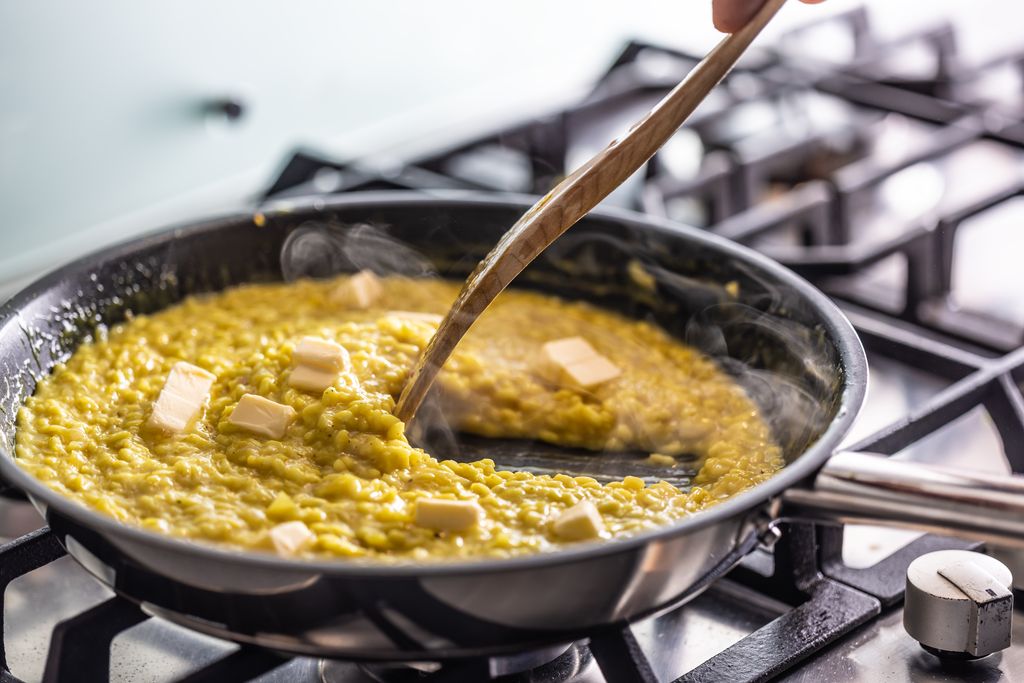 La mantecatura, un paso importante para un buen risotto clásico. 